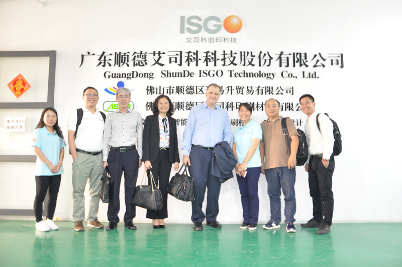 與國外客戶合影